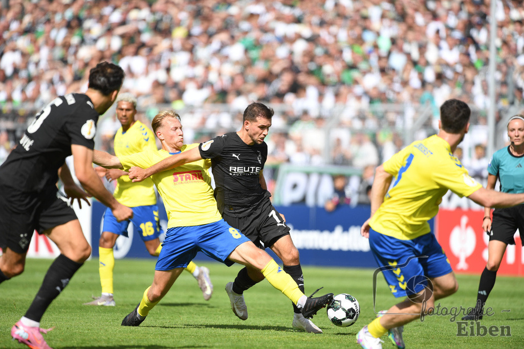 SV Atlas-Delmenhorst-Borussia Mönchengladbach | DFB-Pokal 1. Runde;SV Atlas Delmenhorst (gelb)-Borussia Mönchengladbach (schwarz) am 17.08.2025 in Oldenburg (Marschweg-Stadion), Photo: Philip Eiben 2025 - Realisiert mit Pictrs.com