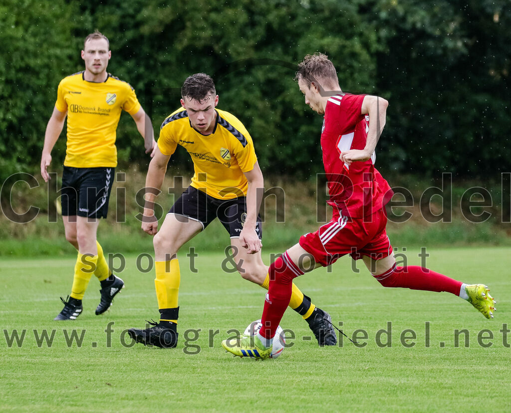 2023-07-29_088_FC_Finsing_gegen_SC_Kirchasch | Finsing, Deutschland, 29.07.2023:
Fußball, Kreisliga 2023 / 2024, 1. Spieltag, FC Finsing gegen SC Kirchasch, Endergebnis: 0:2

Markus Zollner (SC Kirchasch, #9), Florian Hölzl (FC Finsing, #10)

Foto: Christian Riedel / fotografie-riedel.net