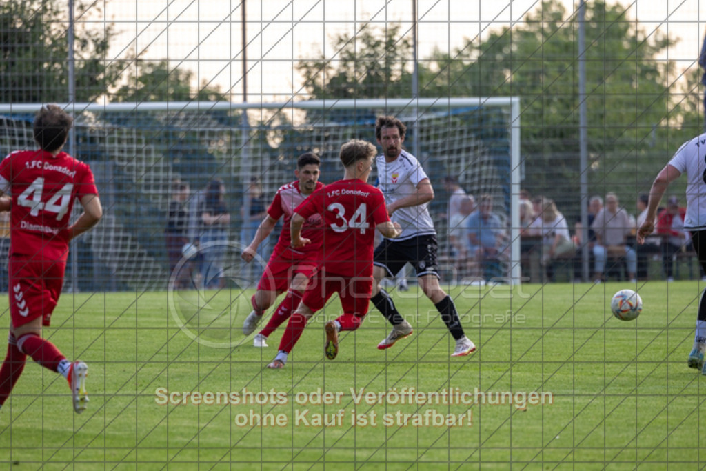 20250616_194801_0564 | #,  TV Eybach (weiß) vs. 1.FC Donzdorf II (rot), Fussball, Entscheidungsspiel 3 in Kreisliga A3 - Bezirk Neckar/Fils, Saison 2024/2025, Rasensportplatz, Staufenecker Str. 41, 73084 Salach, 16.06.2025 - 18:30 Uhr,Foto: PhotoPeet-Sportfotografie/Peter Harich