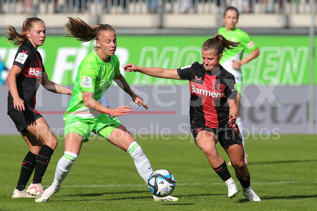 Fussball, Google Pixel Frauen-Bundesliga, VfL Wolfsburg - Bayer 04 Leverkusen | v.li.: Lynn Wilms (VfL Wolfsburg, 2) und Kristin Kögel (Bayer 04 Leverkusen, 11) im Zweikampf, Duell, Dynamik, Aktion, Action, Spielszene, DIE DFB-RICHTLINIEN UNTERSAGEN JEGLICHE NUTZUNG VON FOTOS ALS SEQUENZBILDER UND/ODER VIDEOÄHNLICHE FOTOSTRECKEN. DFB REGULATIONS PROHIBIT ANY USE OF PHOTOGRAPHS AS IMAGE SEQUENCES AND/OR QUASI-VIDEO.