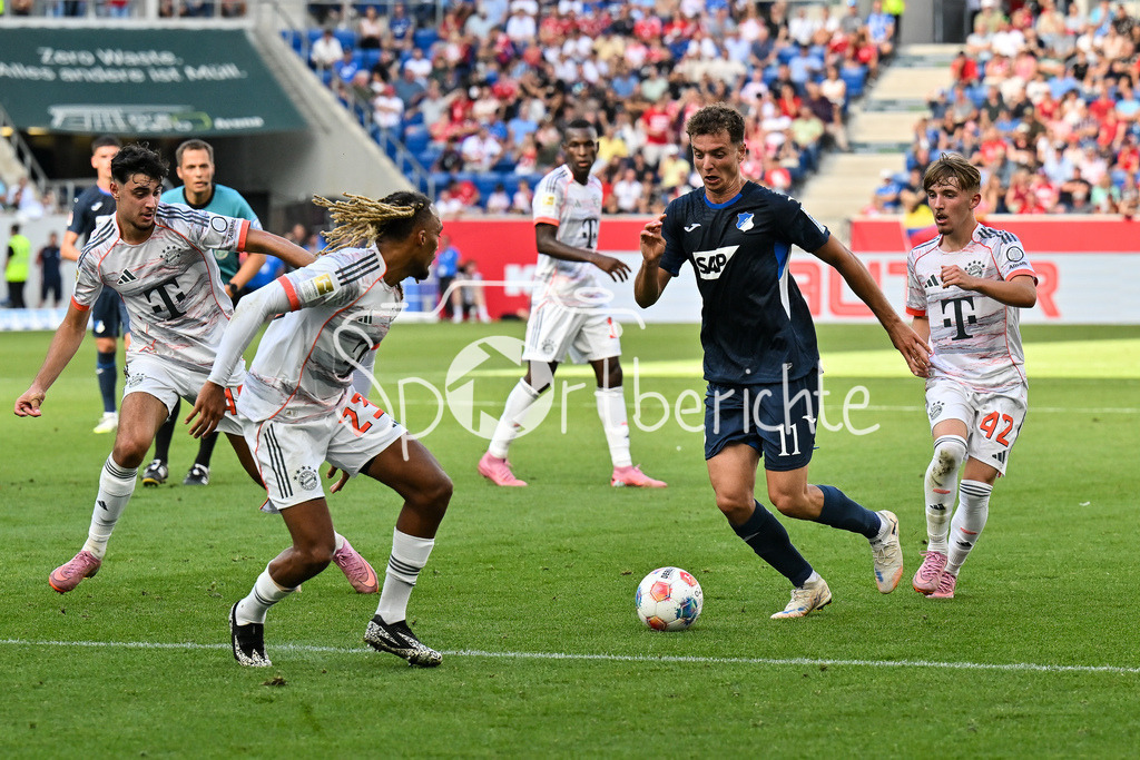 TSG 1899 Hoffenheim - FC Bayern München | v. l. Aleksandar PAVLOVIC (FC Bayern Muenchen 45), Sascha BOEY (FC Bayern Muenchen 23), Fisnik ASLLANI (TSG Hoffenheim 11) und Lennart KARL (FC Bayern Muenchen 42) / Zweikampf / Bundesliga: TSG 1899 Hoffenheim - FC Bayern München; PreZero-Arena am 20.09.2025 / DFL REGULATIONS PROHIBIT ANY USE OF PHOTOGRAPHS AS IMAGE SEQUENCES AND/OR QUASI-VIDEO