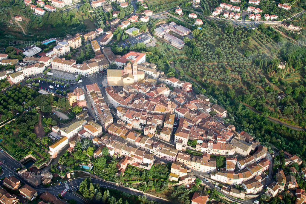 Vue aérienne: Vue de la ville à Sinalunga dans le département Siena, Italie. Photo: IMG_43651.jpg prise le 28/07/2011 par Werner Riehm/FLY-FOTO.eu – Résolution de l'original: 4272 x 2848 px
