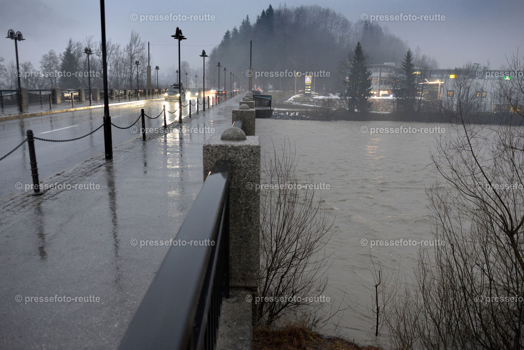 welltvi--2020-Feb03-Starkregen-Lechbruecke-Reutte--WTV_1195 | Info aus dem Bezirk Reutte/Ausserfern Tirol sowie eine umfangreiche Bilddatenbank über die gesamte Region: Lechtal, Talkessel Reutte, Tannheimertal, Zwischentoren. Lech, Plansee, Zugspitze, Grenztunnel, B179, Fernpassstraße, Verkehr, Lawinen, Tradition, - Realisiert mit Pictrs.com