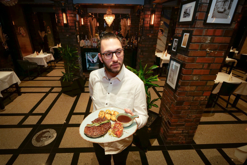 Lokaltermin | Bietigheim Bissingen - Lokaltermin - Tafelspitzen - Blackbones Steakhouse . Im Bild: Sercan Belgücan mit Ribeye Steak, Rosmarin Kartoffel und rotwein Soße - Realisiert mit Pictrs.com