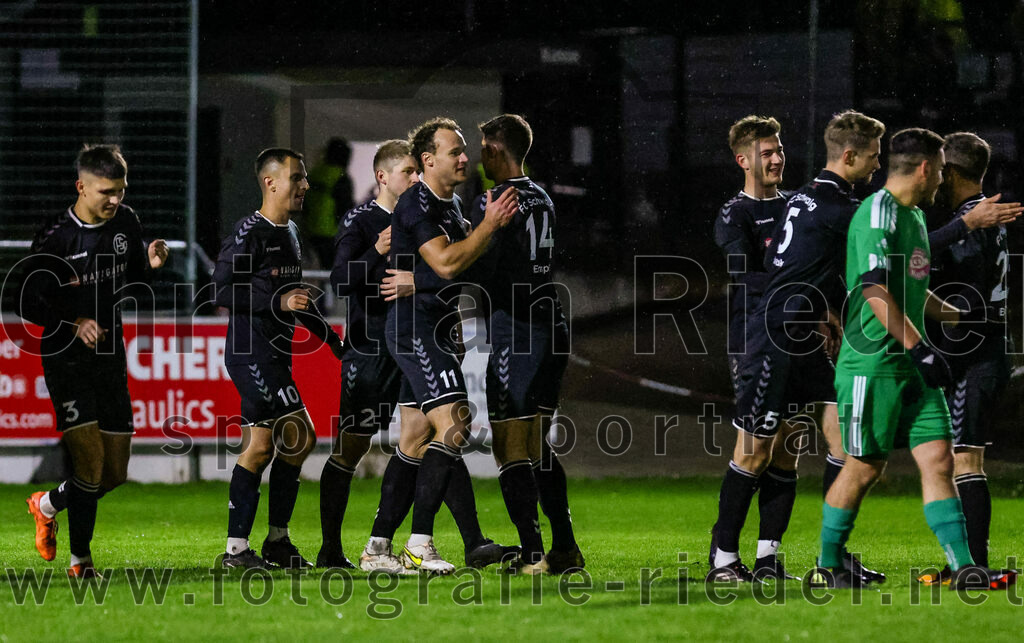 2023-11-03_040_FC_Schwaig_gegen_TuS_Holzkirchen | Oberding, Deutschland, 03.11.2023:
Fußball, Landesliga Südost 2023 / 2024, 19. Spieltag, FC Schwaig gegen TuS Holzkirchen, Endergebnis: 4:1

Jubel nach dem 1:0 durch Raffael Ascher (FC Schwaig, #9)
Markus Straßer (FC Schwaig, #11), Johannes Empl (FC Schwaig, #14)

Foto: Christian Riedel / fotografie-riedel.net