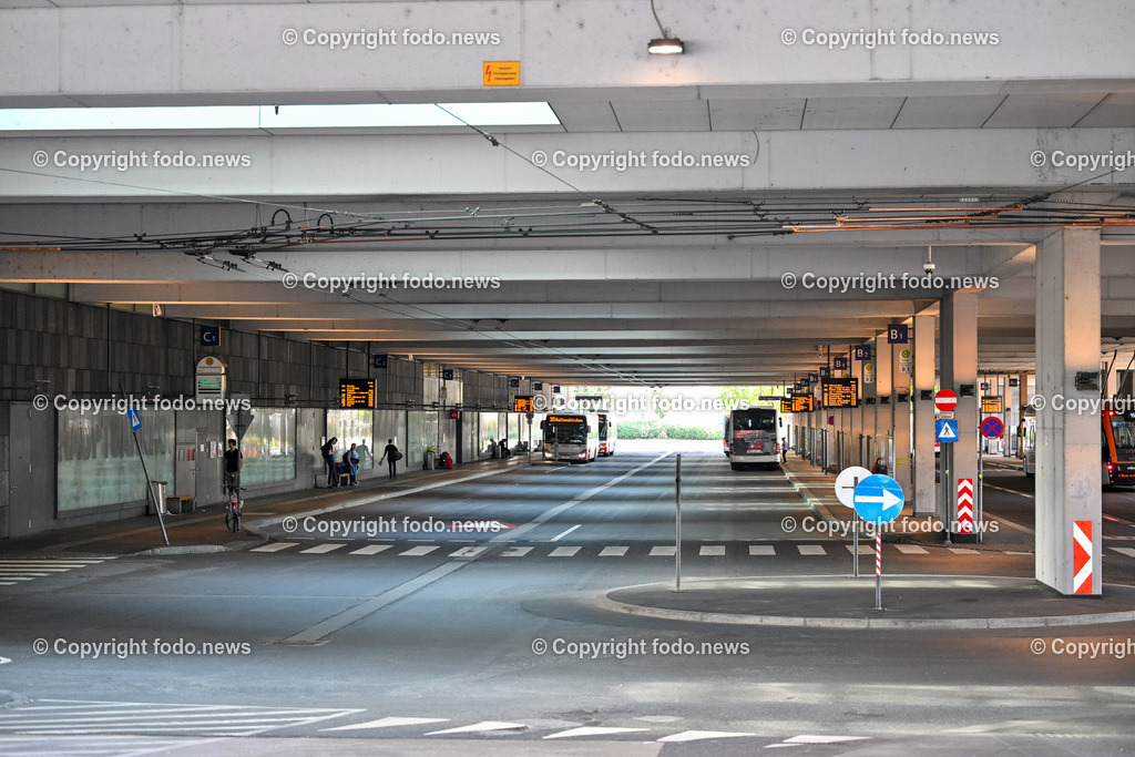 Busbahnhof Linz_ Bus_ Haltestelle_ 19.06.2024-16 | 19.06.2024, Busbahnhof Linz, AUT, Busbahnhof am Hauptbahnhof Linz, im Bild Bus, Haltestelle, Obdachlose am Warteplatz, OoeVV, Oberoesterreichischer Verkehrsverbund