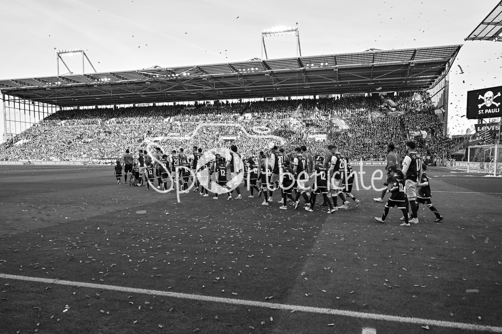 FC St. Pauli - FC Bayern München | ST. PAULI, DEUTSCHLAND - 11. APRIL: im Bild der Einlauf vor dem Bundesligamatch zwischen dem FC St. Pauli und dem FC Bayern München am 29. Spieltag im Millerntor Stadion / DFL REGULATIONS PROHIBIT ANY USE OF PHOTOGRAPHS AS IMAGE SEQUENCES AND/OR QUASI-VIDEO