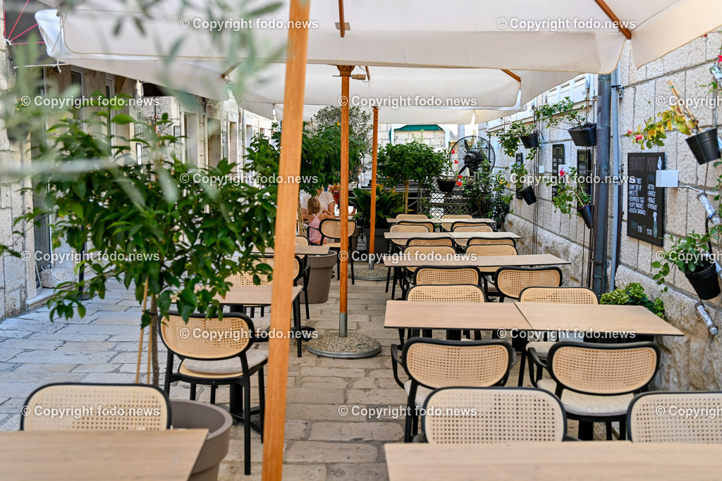 Kroatien_ Korcula_ Insel in Sueddalmatien_ Korcula Stadt_ 13.09.2024-101 | 13.09.2024, Kroatien, HRV, Korcula, Insel in Sueddalmatien, Korcula Stadt im Bild Hafen, Hafenansichten, Boot, Boote, Schiff, Schiffe, Gebauede, Adria, Meer, Stadtansichten, Altstadt, Marco Polo, Museum, Touristen, Souvenier, Restaurant, KonobaKorcula - Schwarzes Korfu - benannt nach den dunklen Kiefernwaeldern, ist eine zu Kroatien gehoerende Insel in der Adria vor der Kueste Sueddalmatiens. Zugleich ist sie Teil des Dinarischen Gebirges. Quelle: Wikipedia