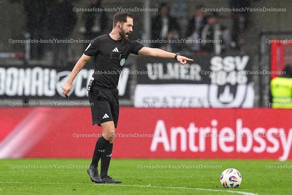xYDRx25102501016 | 25.10.2025, xydrx, Fußball, 3.Liga, SC Verl - SSV Ulm 1846, Saison 2025 2026, Sportclub Arena: Cristian Ballweg (Schiedsrichter) gestikulierend   DFB regulations prohibit any use of photographs as image sequences and or quasi-video.