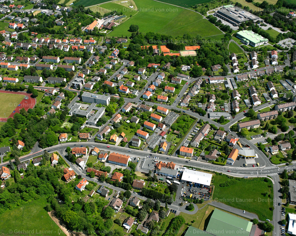 2615766 | LAUTERBACH (HESSEN) 09.06.2006 Wohngebiet einer Einfamilienhaus- Siedlung  in Lauterbach (Hessen) im Bundesland Hessen, Deutschland // Single-family residential area of settlement  in Lauterbach (Hessen) in the state Hesse, Germany Foto: Gerhard Launer