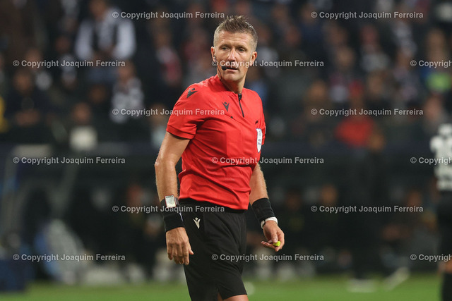 sgevstott_3144 | 04.10.2022 xjfx  Fussball Champions League Group D Eintracht Frankfurt - Tottenham Hotspur emspor,  v.l., Schiedsrichter, referee Daniele Orsato ITA


(DFL/DFB REGULATIONS PROHIBIT ANY USE OF PHOTOGRAPHS as IMAGE SEQUENCES and/or QUASI-VIDEO) - Realisiert mit Pictrs.com