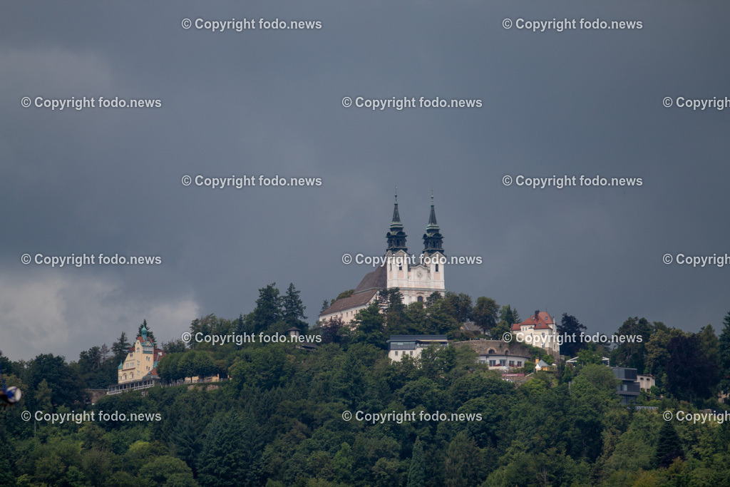 Linz_ Stadansichten_ 11.07.2025-3 | 11.07.2025, LINZ, AUT, Themenbild, im Bild Pöstlingberg, Poestlingberg, Kirche, Berg, Himmel, Turm, Tuerme, Ausflugsziel, Poestlingbergkirche, Wallfahrtsbasilika, Wahrzeichen, Linz, Wolken, Stimmung, Nebel, Feature, Symbolbild