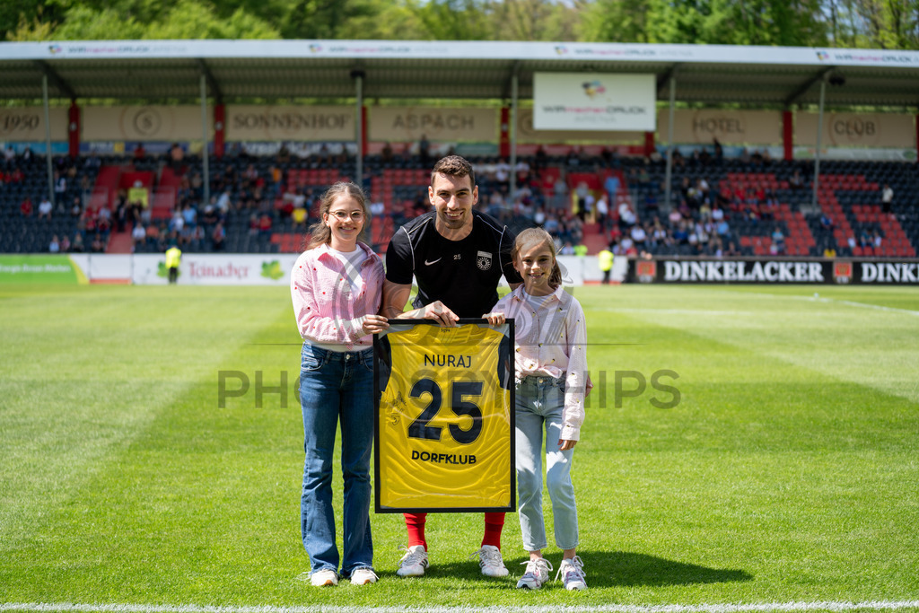 SG Sonnenhof Großaspach vs. SG Barockstadt Fulda-Lehnerz, Fussball, Regionalliga Suedwest, 33. Spieltag, 09.05.2026 | Trikotuebergabe an Arbnor Nuraj (SG Sonnenhof Großaspach, #25),SG Sonnenhof Großaspach vs. SG Barockstadt Fulda-Lehnerz, Fussball, Regionalliga Suedwest, 33. Spieltag, 09.05.2026