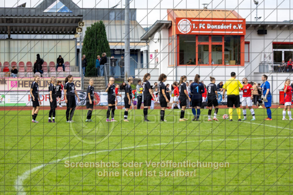 20250928_130249_0022 | #,1.FC Donzdorf (schwarz) vs. TV Derendingen (rot), Fussball, Frauen-Verbandsliga Württemberg, 03. Spieltag, Saison 2025/2026, Rasenplatz Lautertal Stadion, Süßener Straße 16, 73072 Donzdorf, 28.09.2025 - 13:00 Uhr,Foto: PhotoPeet-Sportfotografie/Peter Harich