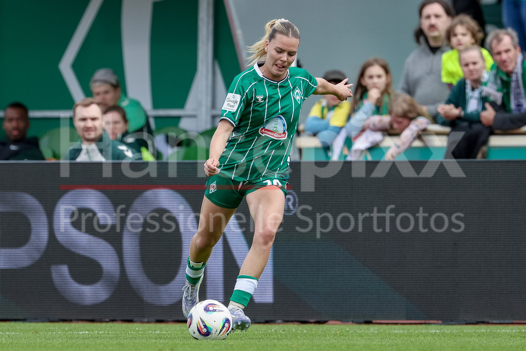 Fussball, Google Pixel Frauen-Bundesliga, SV Werder Bremen - TSG 1899 Hoffenheim | Juliane Wirtz (SV Werder Bremen, 28) am Ball, Freisteller, Einzelbild, Ganzkörper, Aktion, Action, Spielszene, DIE DFB-RICHTLINIEN UNTERSAGEN JEGLICHE NUTZUNG VON FOTOS ALS SEQUENZBILDER UND/ODER VIDEOÄHNLICHE FOTOSTRECKEN. DFB REGULATIONS PROHIBIT ANY USE OF PHOTOGRAPHS AS IMAGE SEQUENCES AND/OR QUASI-VIDEO.