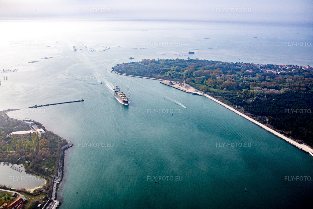 Vue aérienne: Vue de la ville à Santa Maria del Mare dans le département Vénétie, Italie. Photo: IMG_087473.jpg prise le 06/04/2016 par Werner Riehm/FLY-FOTO.euRésolution de l'original: 5472 x 3648 px