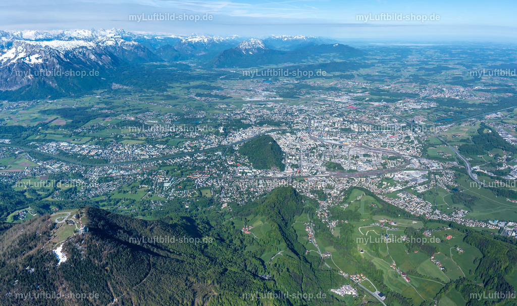 luftbild-salzburg-stadt-bruno-kapeller-7 | Luftbild von der Stadt Salzburg in Österreich. Dieses Luftbild wurde aus mehreren Aufnahmen zusammengesetzt und kann Stitching-Fehler (Parallaxenfehler) enthalten. - Realized with Pictrs.com