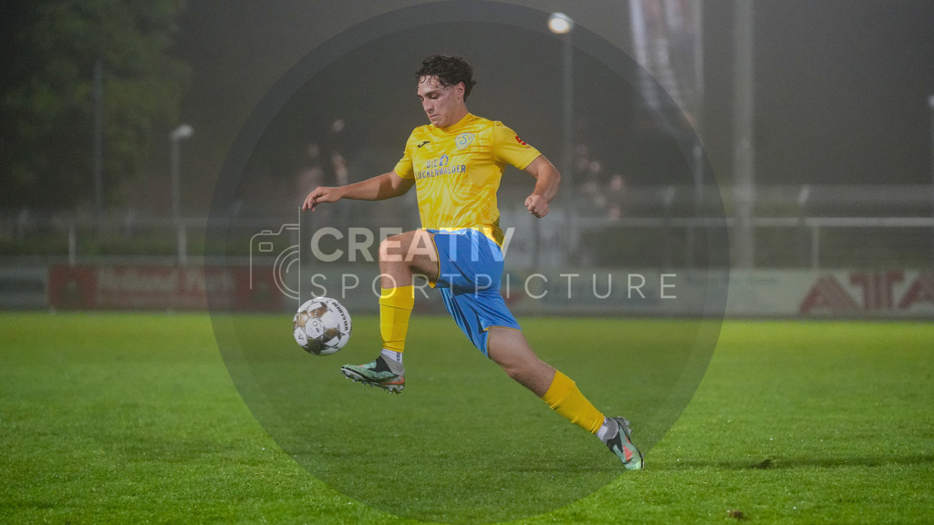 Fußball, Herren, Saison 2025/2026, Regionalliga Nordost, 6. Spieltag, FSV 63 Luckenwalde vs. VSG Altglienicke, Freitag 28.08.2025, Werner-Seelenbinder-Stadion Luckenwalde | Fußball, Herren, Saison 2025/2026, Regionalliga Nordost, 6. Spieltag, FSV 63 Luckenwalde vs. VSG Altglienicke, Freitag 28.08.2025, Werner-Seelenbinder-Stadion Luckenwalde, Im Bild: Max Hathaway (Luckenwalde) - Realisiert mit Pictrs.com