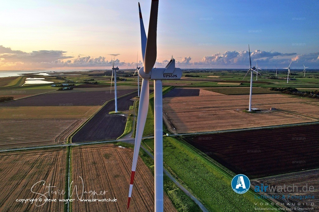 Windpark Gemeinde Reussenkoege in Nordfriesland - Luftbild | Entdecken Sie atemberaubende Luftbilder und Fotografien auf airwatch.de - Tauchen Sie ein in eine Welt voller faszinierender Aufnahmen aus der Vogelperspektive.