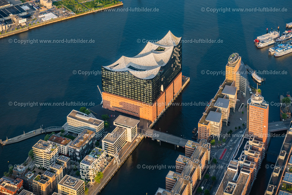 Hamburg_Elbphilharmonie_ELS_3164050623 | HAMBURG 05.06.2023 Elbphilharmonie am Ufer der Elbe in Hamburg. Das Konzerthaus- Gebäude im Stadtteil Hamburg-HafenCity befindet sich am Ufer der Elbe der Hansestadt. Weiterführende Informationen bei: HamburgMusik gGmbH - Elbphilharmonie und Laeiszhalle Betriebsgesellschaft,  ReGe Hamburg Projekt-Realisierungsgesellschaft mbH. // The Elbe Philharmonic Hall on the river bank of the Elbe in Hamburg. Further information at: HamburgMusik gGmbH - Elbphilharmonie und Laeiszhalle Betriebsgesellschaft,  ReGe Hamburg Projekt-Realisierungsgesellschaft mbH. Foto: Martin Elsen