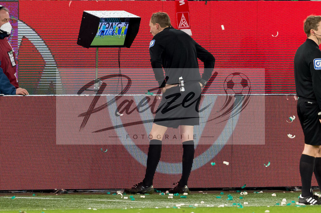 WOBFUE20220206_042 | Fussball, Herren: Schiedsrichter Martin Petersen schaut sich das VAR an bei dem Spiel der 1. Bundesliga zwischen VfL Wolfsburg und SpVgg Greuther Fuerth in der Volkswagen Arena am 06.02.2022 in Wolfsburg, Deutschland.DFB / DFL REGULATIONS PROHIBIT ANY USE OF PHOTOGRAPHS AS IMAGE SEQUENCES AND/OR QUASI-VIDEO. - Realisiert mit Pictrs.com