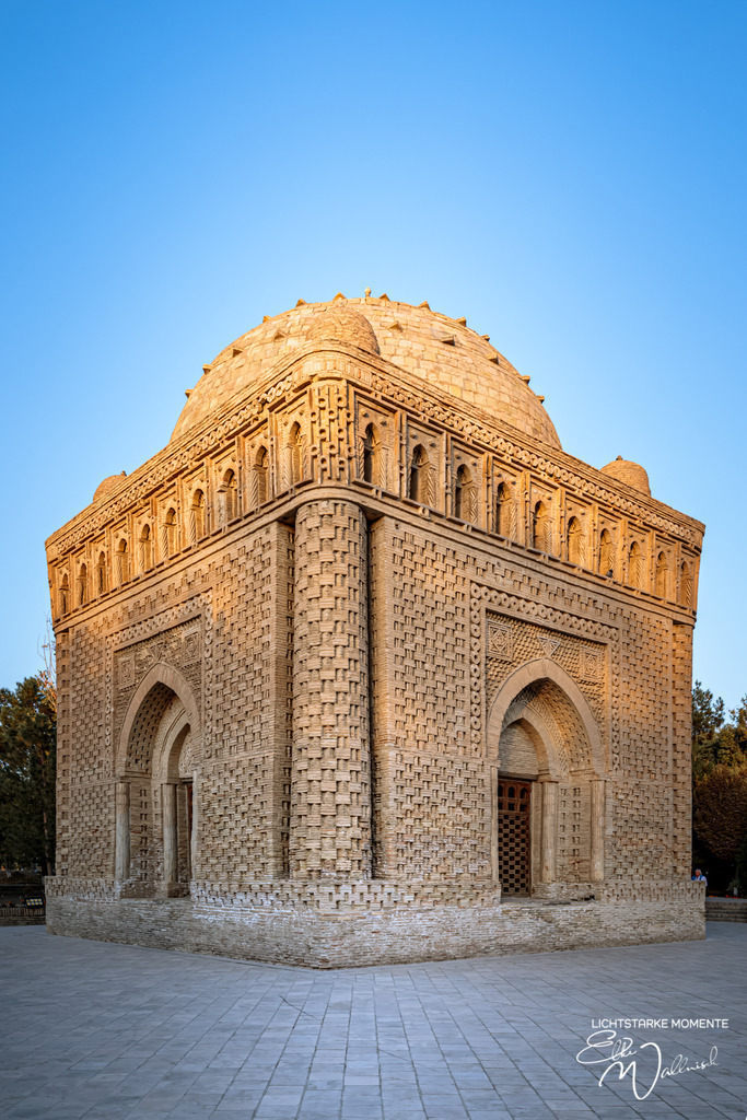 Samaniden Mausoleum, Buchara  | Herzlich willkommen auf meiner Seite! Ich bin Elke Wallnisch, Deine Fotografin für lichtstarke Momente. Der Name steht für alles, was mich mit der Fotografie verbindet: Das Licht und seine machtvolle Wirkung auf eine Situation oder unsere Stimmung - Realisiert mit Pictrs.com
