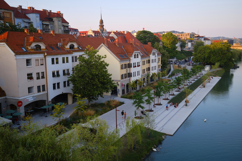 Blick auf die Uferpromenade von Maribor | Maribor, Slowenien - June 19, 2025: Blick auf die Uferpromenade von Maribor. - Realisiert mit Pictrs.com