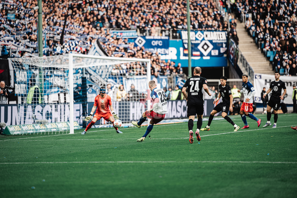 Fußball | Männer | Saison 2025/2026 | 1. Fußball-Bundesliga | 8. Spieltag | Hamburger SV vs. VfL Wolfsburg | 25.10.2025 | Miro Muheim (#28, HSV) mit einem Torschuss