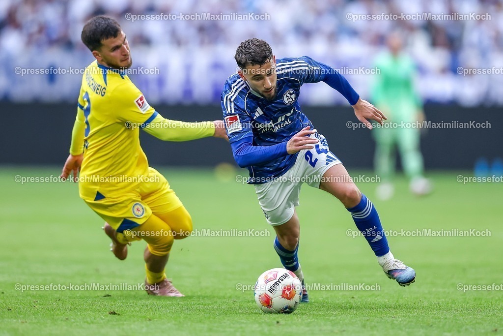S0417052601035 | 17.05.2026, Fußball, FC Schalke 04 - Eintracht Braunschweig, 34. Spieltag, 2. Fußball Bundesliga, Veltins-Arena Gelsenkirchen, Saison 2025 2026: Mehmet Aydin&nbsp;(Braunschweig #08) im Zweikampf gegen  Adil Aouchiche&nbsp;(Schalke04 #24)  DFB regulations prohibit any use of photographs as image sequences and or quasi-video.