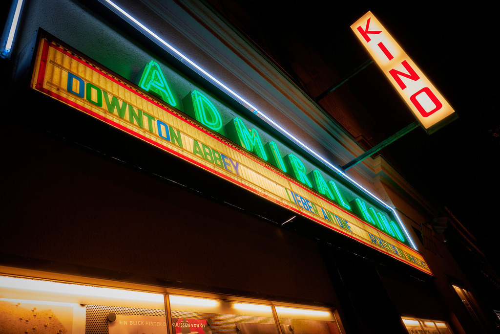 Admiral Kino Wien | Wien, Austria - November 25, 2019: Admiral Kino in Wien gegründet 1913, 2007 übernommen von Frau Englert; Nachtaufnahme Eingangsbereich Kino von aussen. - Realisiert mit Pictrs.com