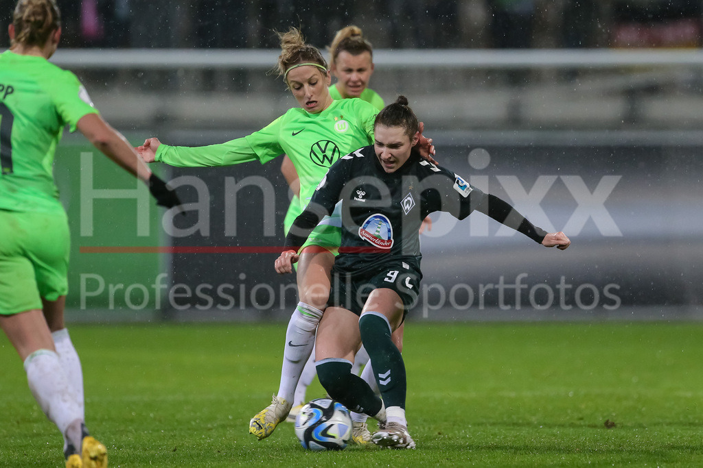 Fussball, DFB-Pokal Frauen, VfL Wolfsburg - SV Werder Bremen | v.li.: Kathrin Hendrich (Kathy, VfL Wolfsburg, 4) und Sophie Weidauer (SV Werder Bremen, 9) im Zweikampf, Duell, Dynamik, Aktion, Action, Spielszene, DIE DFB-RICHTLINIEN UNTERSAGEN JEGLICHE NUTZUNG VON FOTOS ALS SEQUENZBILDER UND/ODER VIDEOÄHNLICHE FOTOSTRECKEN. DFB REGULATIONS PROHIBIT ANY USE OF PHOTOGRAPHS AS IMAGE SEQUENCES AND/OR QUASI-VIDEO.