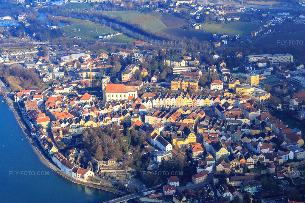 Aerial view: Riverbank area of the Inn River course in Schärding in the state Upper Austria, Austria.Photo: IMG_096054.jpg taken on 12/29/2016 by Werner Riehm/FLY-FOTO.comResolution of the original: 5027 x 3351 px