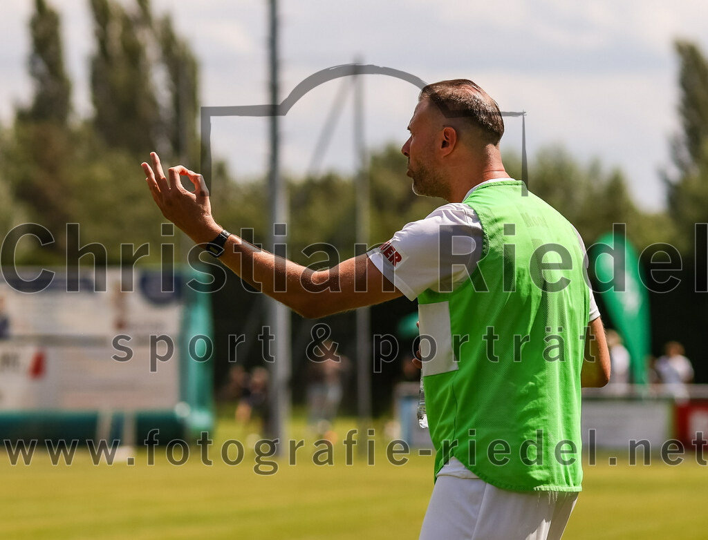 2023-07-22_053_FC_Eitting_gegen_FC_Moosinning | Eitting, Deutschland, 22.07.2023:
Fußball, Kreisliga 2023 / 2024, Testspiel, FC Eitting gegen FC Moosinning, Endergebnis: 0:4

Trainer Christoph Ball (FC Moosinning)

Foto: Christian Riedel / fotografie-riedel.net