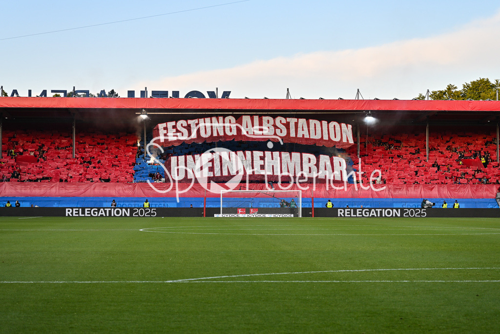 1. FC Heidenheim - SV Elversberg 07 | Die Fans der Hausherren haben zu Spielbeginn eine Choreo vorbereitet / Ultras / Choreographie / Relegation Bundesliga: 1. FC Heidenheim - SV Elversberg 07, Voith-Arena am 22.05.2025 / DFL REGULATIONS PROHIBIT ANY USE OF PHOTOGRAPHS AS IMAGE SEQUENCES AND/OR QUASI-VIDEO