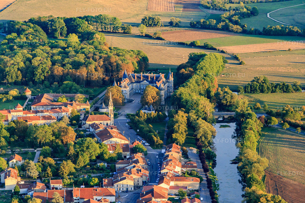 Vue aérienne: Parc et Château de Haroué à Haroué dans le département Meurthe et Moselle, France – .Photo: IMG_117903.jpg prise le 14/09/2019 par Werner Riehm/FLY-FOTO.eu – Résolution de l'original: 5435 x 3623 px –  château de Haroué