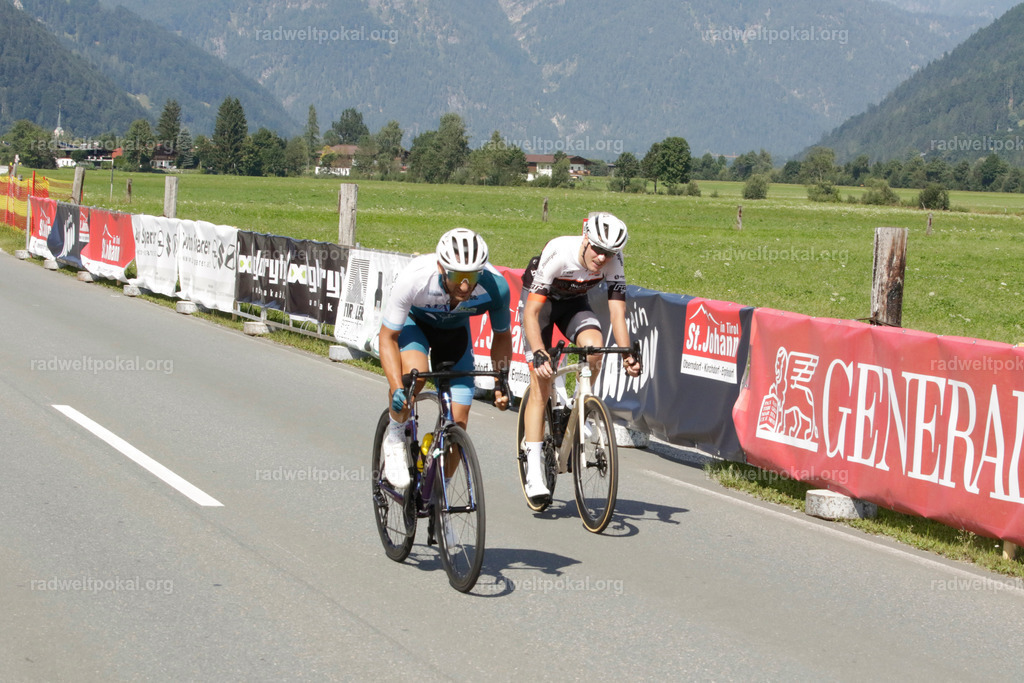 1161_20230817_Bewerb_Maenner_Muehlanger | AUT - OESTERREICH, 2023-08-16: SPORT RENNRAD-FAHREN - 55. INTERNATIONALER RADWELTPOKAL IN ST. JOHANN IN TIROL  - Vintage-Radrennen mit WM-Bronze-Medaillen-Siegerin Christina Schweinberger, den Teilnehmer und Alexander Baumann (vom Orginastions-Team) - TAG 2 BEWERB MAENNER IN SECHS GRUPPEN  ; Foto: Roland Muehlanger