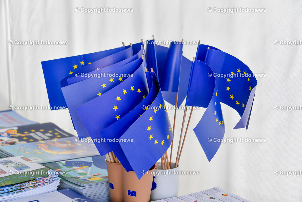 Deutschland_ Baden-Wuerttemberg_ Stuttgart_ 29.05.2025-10 | 29.05.2025, Deutschland, GER, Baden-Wuerttemberg, Stuttgart, im Bild Themenbild, EU-Fahnen, Informationsmaterial, Broschueren, Stadtansichten, Feature, Symbolbild 