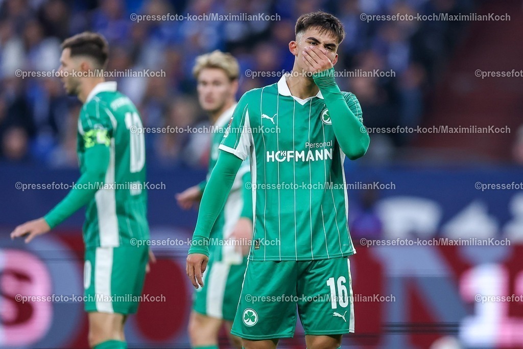 S0426092501105 | 25.09.2025, Fußball, FC Schalke 04 - SpVgg Greuther Fürth, 7.Spieltag, 2. Fußball Bundesliga, Veltins-Arena Gelsenkirchen, Saison 2025 2026: Aaron Keller&nbsp;(Greuther Fürth #16) enttäuscht Enttäuschung DFB regulations prohibit any use of photographs as image sequences and or quasi-video.