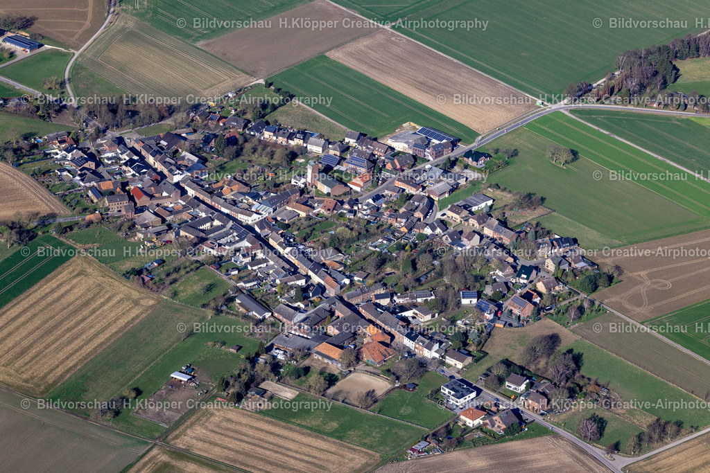Luftbilder Linnich-9786 | Luftbildfotografie Ortsansicht der Straßen und Häuser der Wohngebiete an der Dingbuchstraße in Kofferen im Bundesland Nordrhein-Westfalen, Deutschland - Realisiert mit Pictrs.com