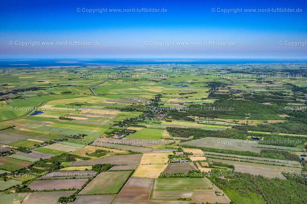 Enge Sande_ELS_8197100623 | ENGE-SANDE 10.06.2023 Landwirtschaftliche Nutzflächen und Feldgrenzen umsäumen das Siedlungsgebiet des Dorfes an der Dorfstraße in Enge-Sande im Bundesland Schleswig-Holstein, Deutschland. // Agricultural land and field boundaries surround the settlement area of the village on street Dorfstrasse in Enge-Sande in the state Schleswig-Holstein, Germany. Foto: Martin Elsen