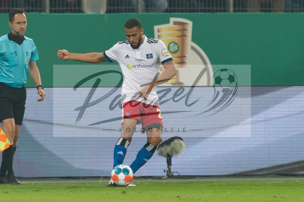 HSVSCF20220419_366 | Fussball, Herren: Josha Vagnoman (Hamburger SV) in Aktion, am Ball, Einzelaktion beim DFB-Pokal-Halbfinalspiel zwischen Hamburger SV und SC Freiburg im Volksparkstadion am 19.04.2022 in Hamburg, Deutschland.DFB / DFL REGULATIONS PROHIBIT ANY USE OF PHOTOGRAPHS AS IMAGE SEQUENCES AND/OR QUASI-VIDEO. - Realisiert mit Pictrs.com