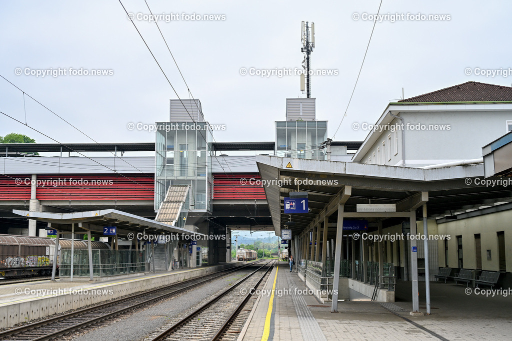 Steyr_ Bahnhof_ Baustelle_ Abbruch_ Sanierung_ 08.05.2024-16 | 08.05.2024, Steyr, AUT, Hessenplatz, im Bild OeBB, ÖBB, Bahnhof, Gebaeude, Baustelle, Abbruch, Sanierung, Parkdeck, Park and Ride, Zug, City Shuttle, Bahnsteig, Schild, Busbahnhof, Autobus, SBS, Stadtbetriebe Steyr