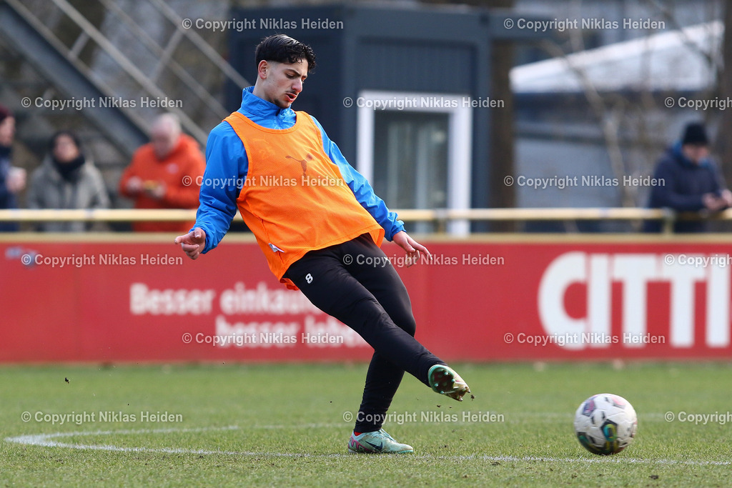 NH_HolsteinKielU19_BlumenthalerSVU19_U19DFBNachwuchsliga_08022025 | #8 Burak Asik (Holstein Kiel U19)Fußball I Junioren I U19 DFB-Nachwuchsliga I Saison 2024-2025 I Hauptrunde Liga B, Gruppa A, 2. Spieltag I Holstein Kiel U19 - Blumenthaler SV U19 I 08.02.2025 I Citti-Fußballpark