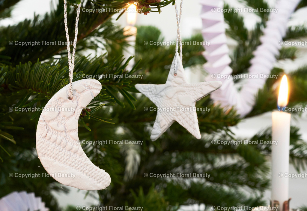 weihnachtliche Fimoanhänger | weiße Anhänger aus Fimo mit Spitzenprägung - Realisiert mit Pictrs.com