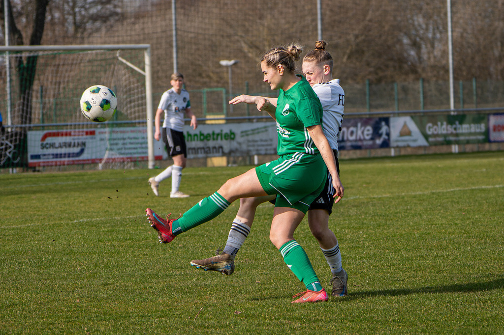 Fußball I Frauen I Saison 2025-2026 I Oberliga Niedersachsen I 15. Spieltag I TuS Lutten - FC Jesteburg-Bendestorf I 6603 | jns.sportfotos - Realisiert mit Pictrs.com