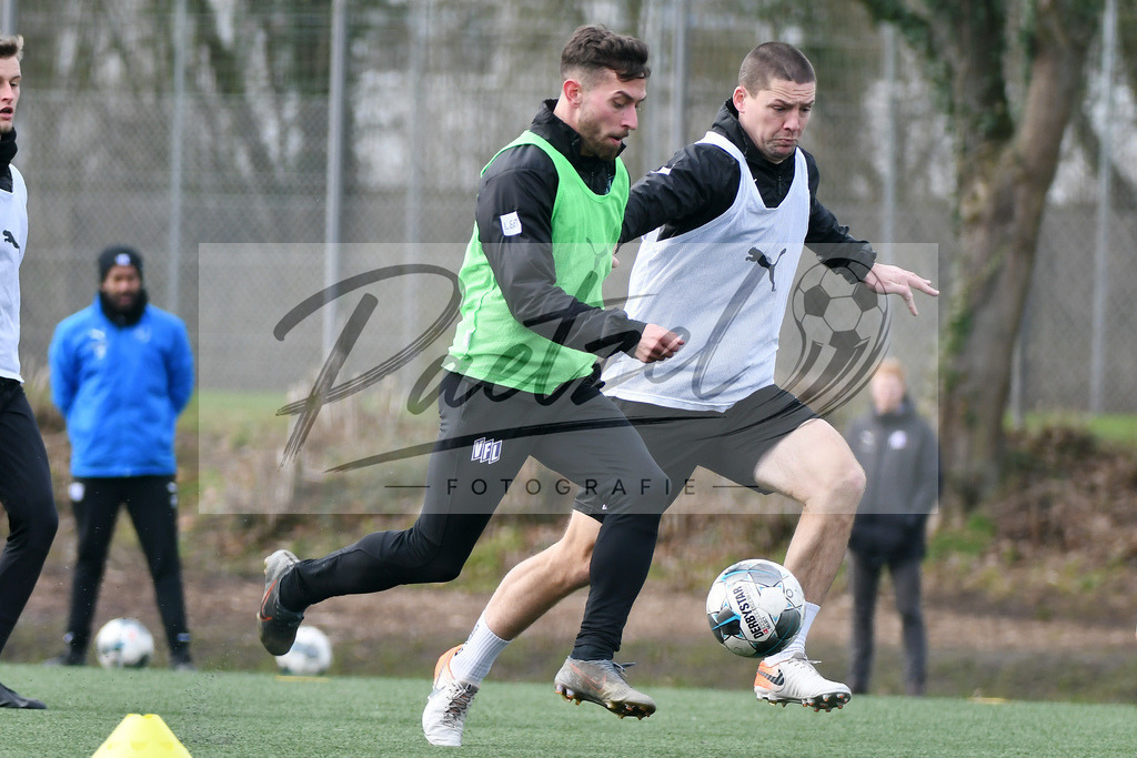 20200302_TRAOSN_0014 | Fussball, Herren: Manuel Farrona Pulido (VfL Osnabrueck) und Adam Susac (VfL Osnabrueck) im Zweikampf waehrend der Trainingseinheit des VfL Osnabrueck im Sportpark Illoshoehe am 02.03.2020 in Osnabrueck, Deutschland. - Realisiert mit Pictrs.com