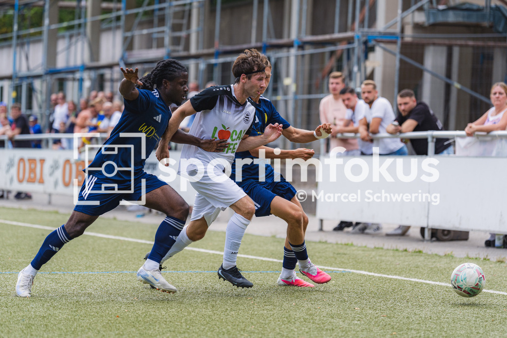Wuppertaler Tennis-Stadtmeisterschaften | Yannik Hünninghaus (TSV 05 Ronsdorf) im Zweikampf. TSV 05 Ronsdorf gegen SC 1920 Oberhausen, Niederrheinpokal, 1. Runde, Kunstrasenplatz Sportplatz Parkstraße, Wuppertal, 09.08.2026. - Realisiert mit Pictrs.com