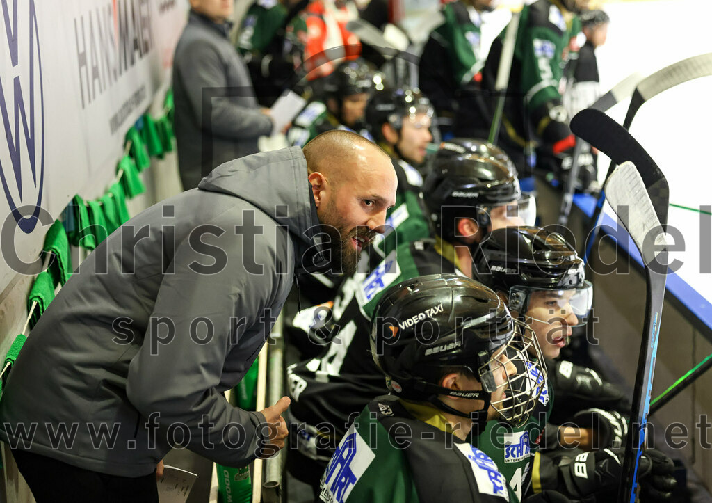 2022-12-09_048_TSV_Erding_gegen_EHC_Waldkraiburg | Erding, Deutschland, 09.12.2022:
Eishockey, Bayernliga 2022 / 2023, 19. Spieltag, TSV Erding gegen EHC Waldkraiburg, Endergebnis: 9:2

Teamchef Felix Schütz (Erding Gladiators)

Foto: Christian Riedel / fotografie-riedel.net