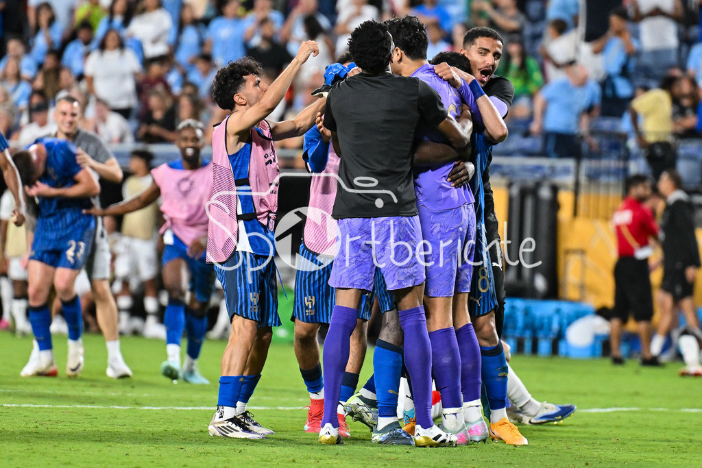 Manchester City - Al-Hilal SFC | Grenzenloser Jubel bei Al-Hilal nach dem Sieg in der Verlaengerung gegen ManCity / FIFA Club World Cup: Manchester City - Al-Hilal SFC, Camping World Stadium am 30.06.2025 / NOT FOR SALE IN USA / Yassine BOUNOU (Al-Hilal 37)