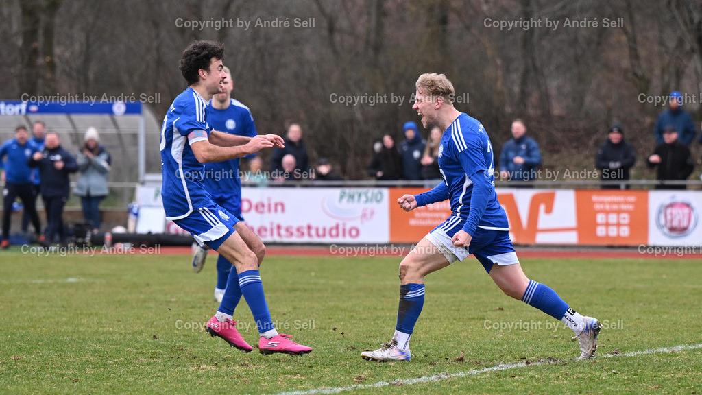 TuS Nortorf vs SV Wasbek | Jubel bei Lasse Böttcher (Nortorf #10) und Torschützen zum 2-1 Joris Scherbarth (Nortorf #21 li.) / Fußball-Verbandsliga West Männer 2025/2026 / TuS Nortorf vs SV Wasbek / TuS Arena / Nortorf / 14.03.26 - Realisiert mit Pictrs.com